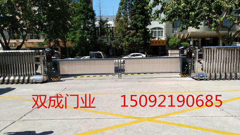 青島伸縮門+廣告道閘安裝 